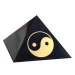 Полированная пирамида 60 мм "Инь Янь". Пирамиды из шунгита.